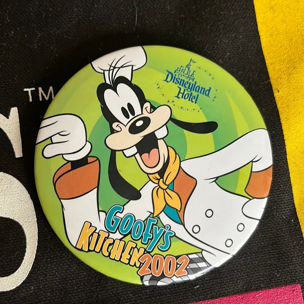 Vintage 3" Promo Pinback Button Disney Goofy's Kitchen 2002